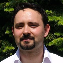  Dr. Pálus Attila gyógyító kezeli a következő gerincbántalmakat :  gerincferdülés - gerincbetegség - gerincsérv - porckorongsérv - lumbágó - derékfájás - meszesedés - csigolya elmozdulás – váll - csípő – térd - és boka problémák, lúdtalp . Segít a hátgerinc megbetegedéseinek gyógyításában